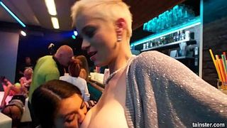 Пьяная лесбийская групповуха в ночном клубе с умелыми куни и трахом пальцами