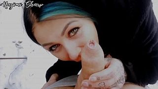 Русская телка с татуировками по всему телу сосет член своему брату на даче прямо зимой