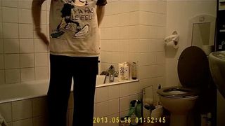 Парень снимает на скрытую камеру как его девка моется в ванной