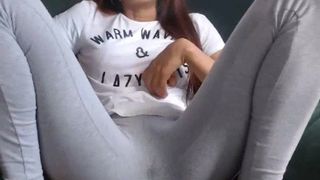 Девушка в леггинсах демонстрирует ухоженные ступни перед камерой