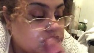 Неряшливая жирная баба в очках делает отменный отсос